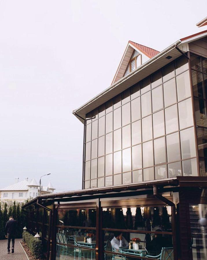 Rivoli Hotel Chernivtsi Bagian luar foto