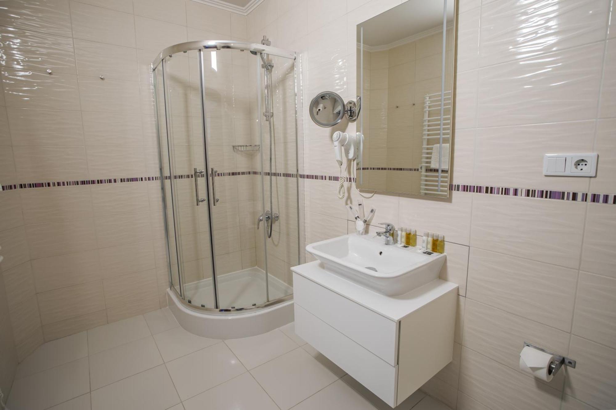 Rivoli Hotel Chernivtsi Bagian luar foto
