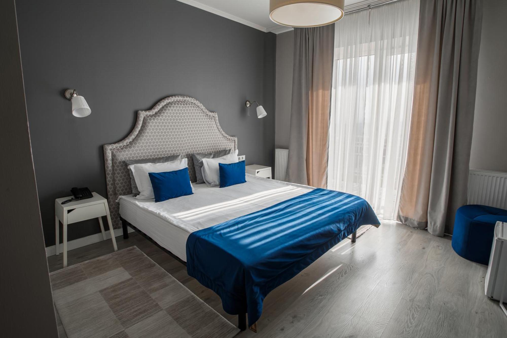 Rivoli Hotel Chernivtsi Bagian luar foto
